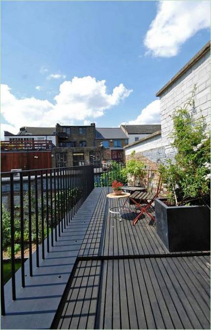 Indretning af et hus på Kilburn Lane som et korthus af kreative designere i England