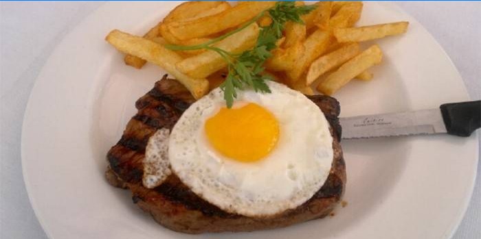Med æg og pommes frites
