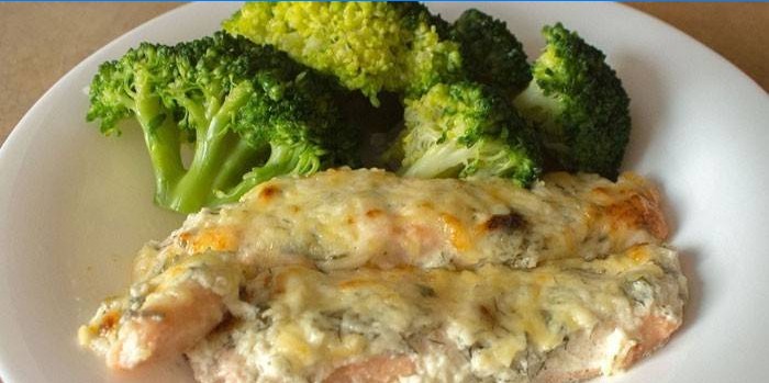 Laks i creme fraiche og broccoli på en tallerken