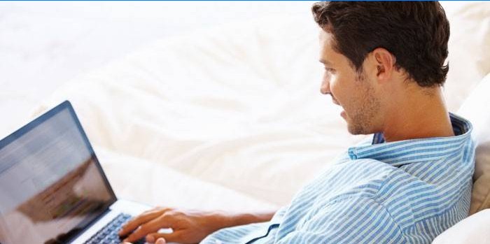 Mand med bærbar computer