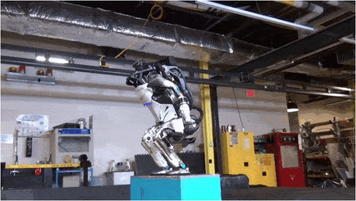 Boston Dynamics Atlas Robot gør en backflip