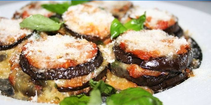 Tallerken med bagt aubergine under parmesan