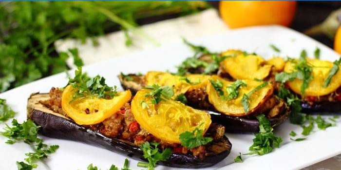 Fyldte auberginebåde med saltede citroner