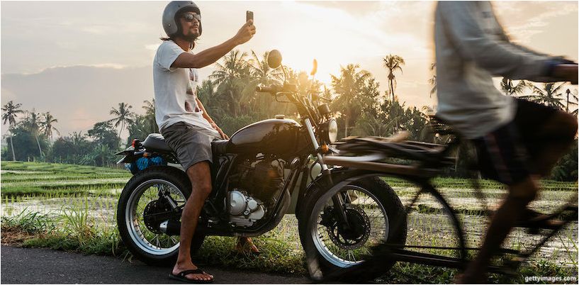 turist på en cykel laver selfie på bali