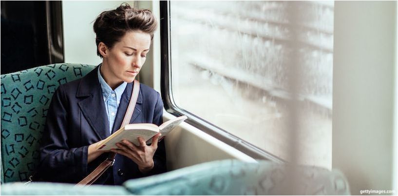 kvinde læser i offentlig transport