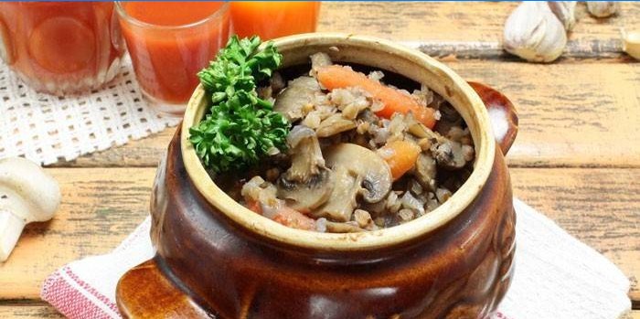 Boghvede med svampe i en gryde