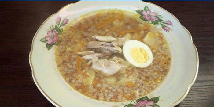 Boghvedsuppe med kylling og æg