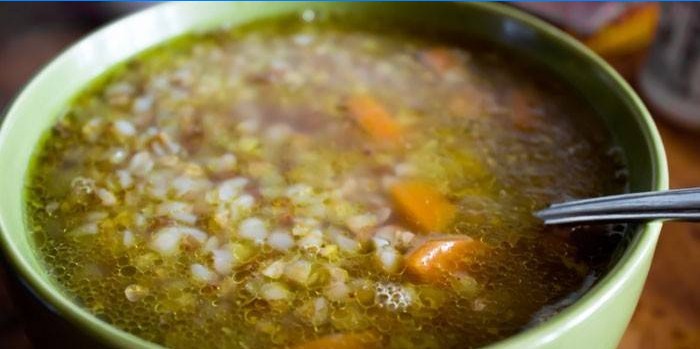 Lenten suppe med boghvede i en tallerken