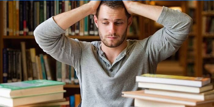 Fyren sidder på biblioteket i bøger.