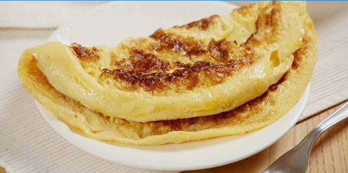 Omelet kogt i en multikoger