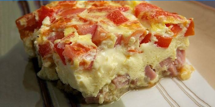 Dampet omelet med tomater og pølse
