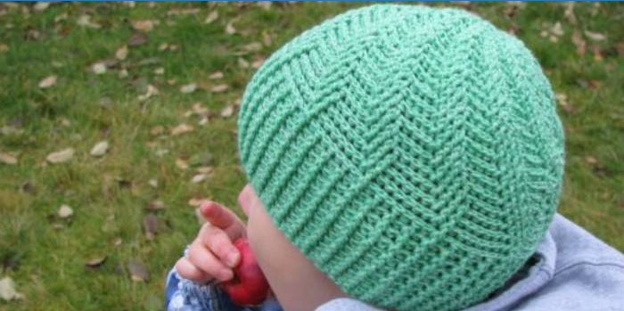 Børnestrikket hat med præget mønster