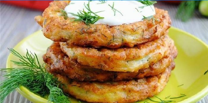 Zucchini-fritters med kød og hvidløg