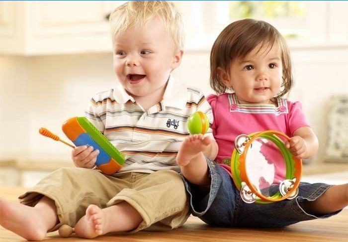 2 år gammel dreng og pige med legetøj