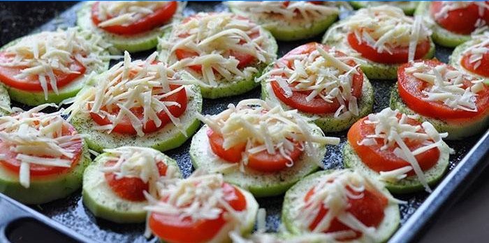 Zucchini og tomat forretter, inden de går i ovnen