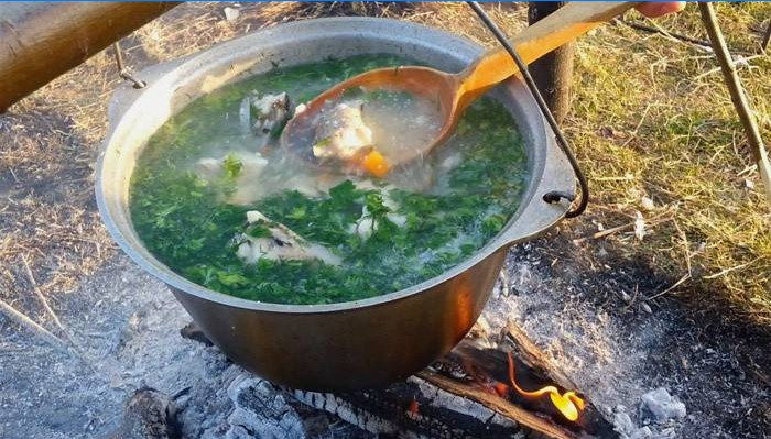 Processen med at fremstille fiskesuppe med vodka på staven