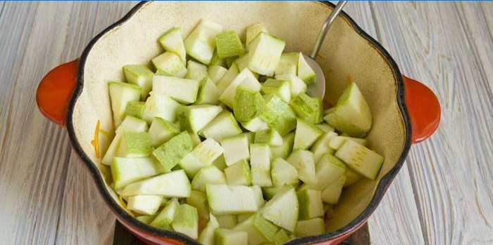 Skivet courgette i en gryde