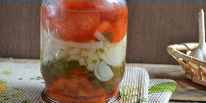 Løg og tomatsalat