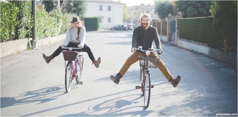 fyr med en pige på cykler
