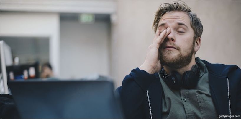 programmerer træt af arbejde