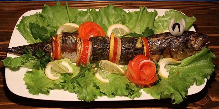 Aptitret makrel med tomater