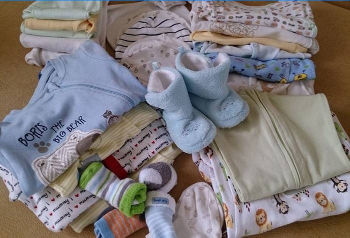 Det mindste sæt tøj til en nyfødt baby for første gang