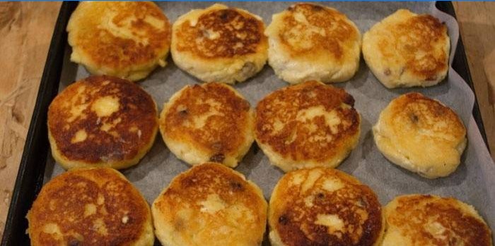 Ostekager på en bageplade