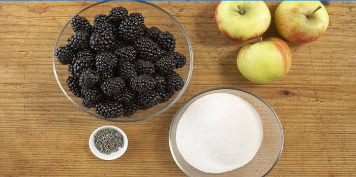 Ingredienser til fremstilling af marmelade i en langsom komfur
