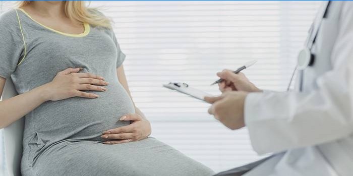 Gravid pige efter lægens aftale