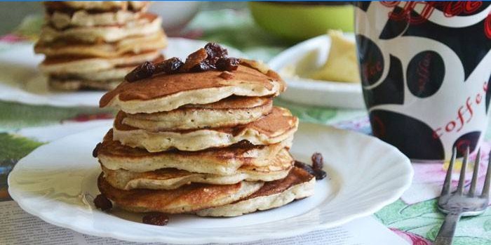 Klassiske pandekager med banan og tørrede frugter