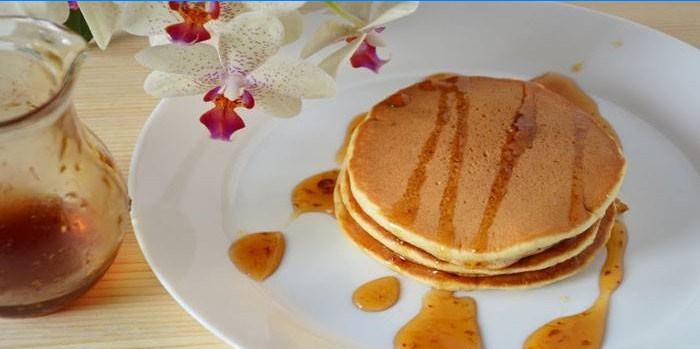 Kefir pandekager med banan på en tallerken