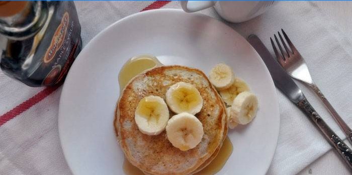 Bananpandekager på en tallerken