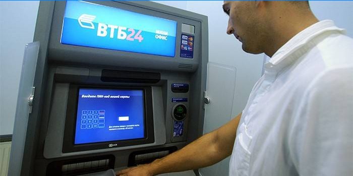 En mand i pengeautomaten hos VTB24 Bank