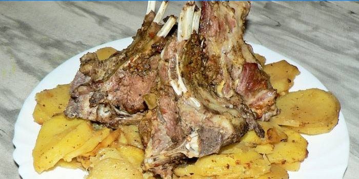 Opvask med bagte lamm ribben på en pude med kartofler