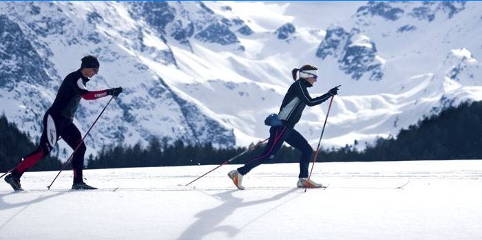 Mand og kvinde på ski