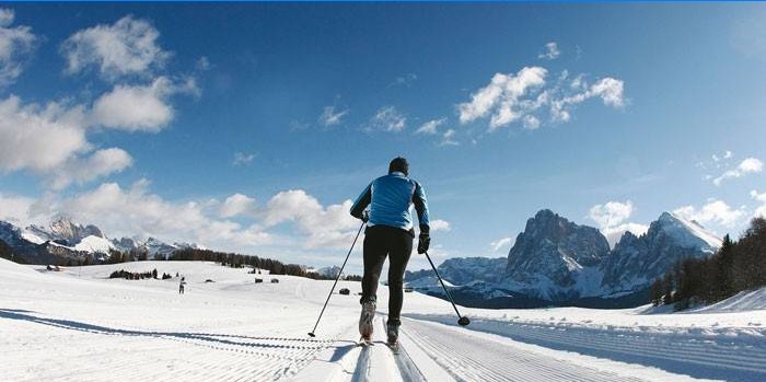 Mand går på ski