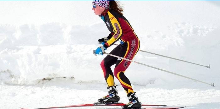 Pigen går på ski