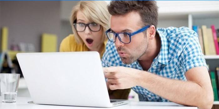 Unge mennesker på en bærbar computer