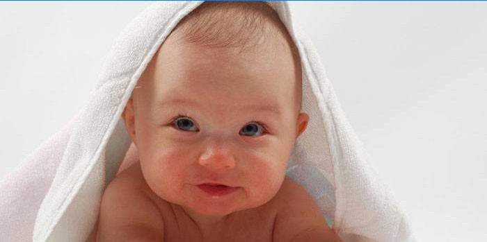 Baby under håndklædet