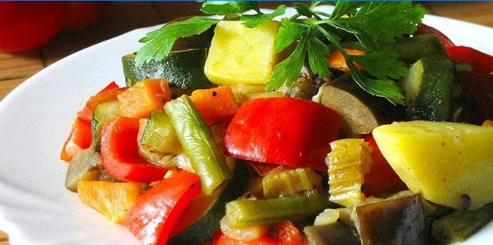 Vegetabilsk gryderet på en tallerken