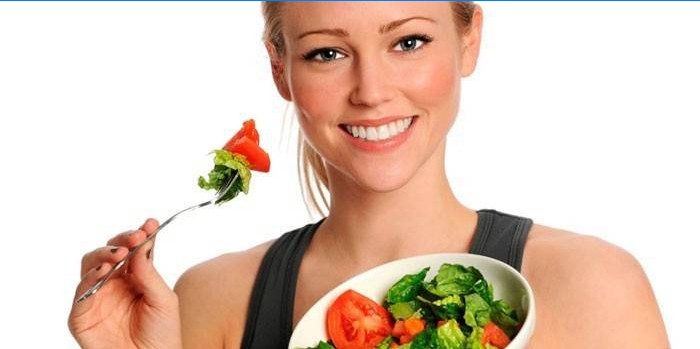 Pige spiser salat