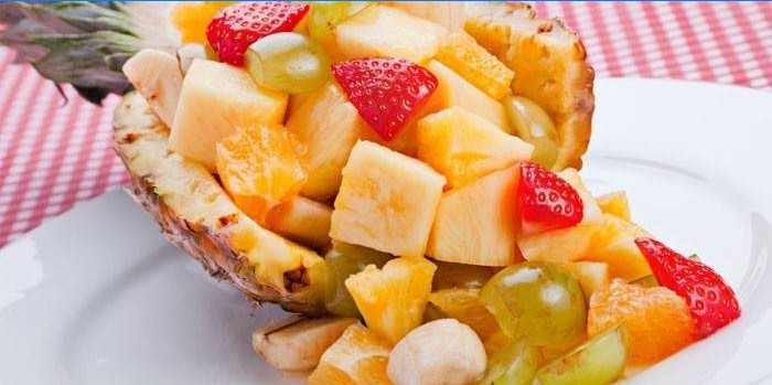 Frugtsalat i en ananashalvdel