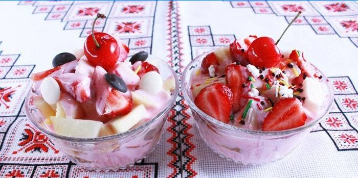 Yoghurtfrugtsalat i en skål