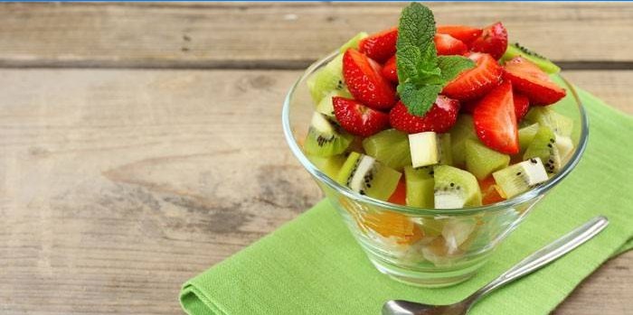 Kiwi frugtsalat med jordbær og appelsiner