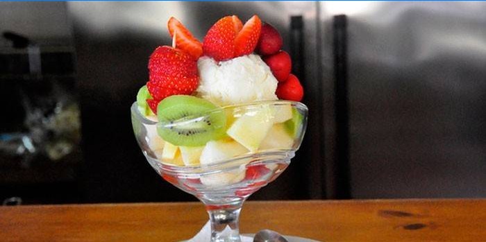 Frugtsalat med is