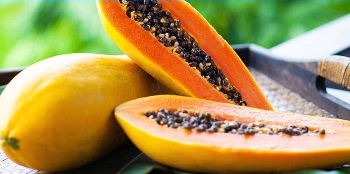 Papaya hele og skær i halvdelen