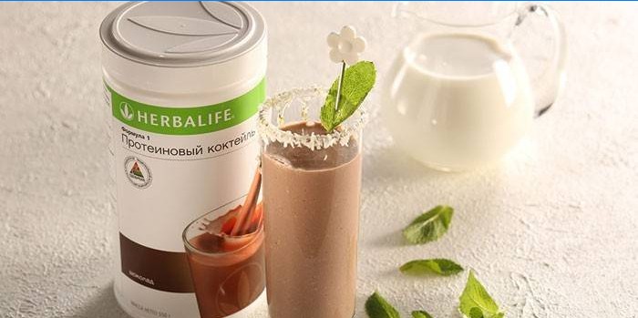 Herbalife-protein ryste i en krukke og klar i et glas