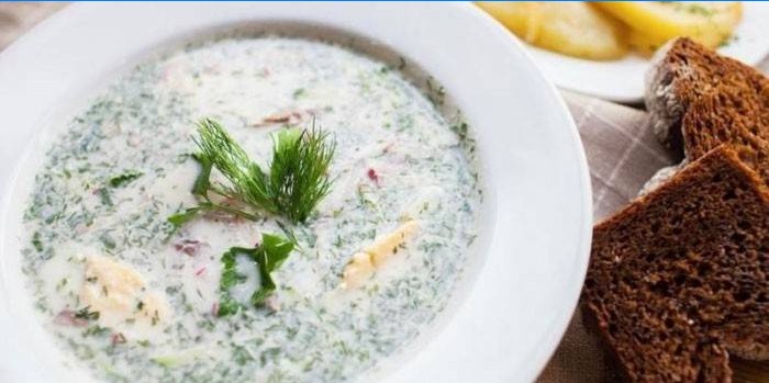 Okroshka på kefir i en tallerken