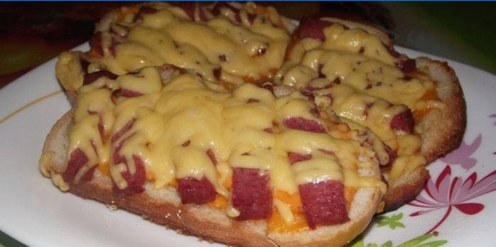 Bagte sandwich med pølse og ost