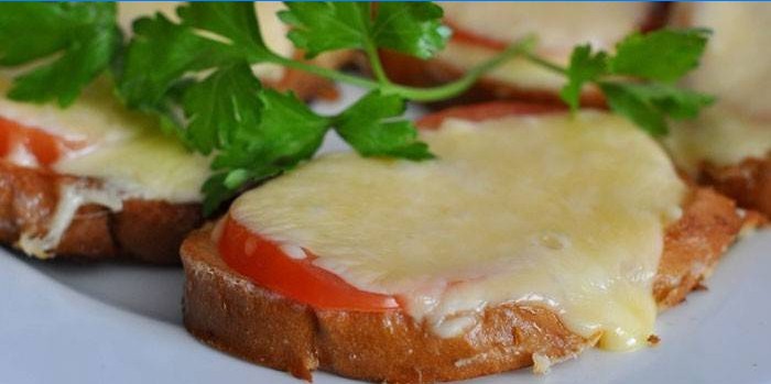 Sandwiches med ost og tomater